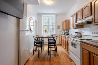 Chic 4BR Haven Sunlit in Downtown MTL - Montréal - 0