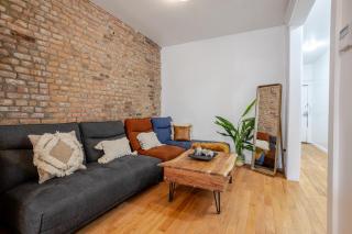 Chic 4BR Haven Sunlit in Downtown MTL - Montréal - 3