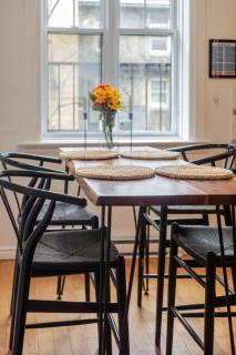 Chic 4BR Haven Sunlit in Downtown MTL - Montréal - 4