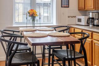 Chic 4BR Haven Sunlit in Downtown MTL - Montréal - 8