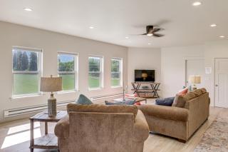 Home 21 Mi to Glacier Natl Park Boat, Fish, Hike - 7