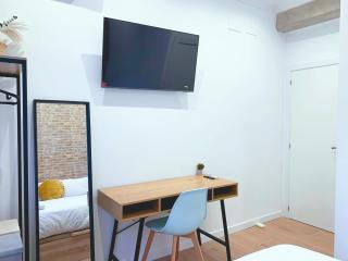 Private Room With Bathroom, Netflix & Wifi - Valencia - 1