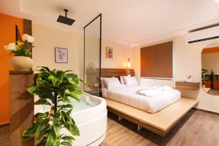 Orange Blossom 5 min Airport Jacuzzi Suite, Massager - Cairo - 9