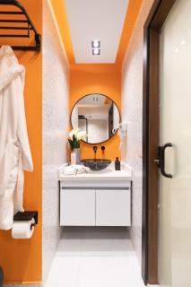 Orange Blossom 5 min Airport Jacuzzi Suite, Massager - 5