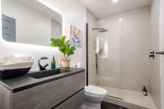 Prime Location Charming 4BR in Downtown MTL - Montréal - 9