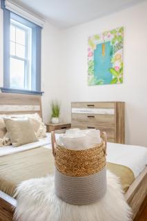Prime Location Charming 4BR in Downtown MTL - Montréal - 7