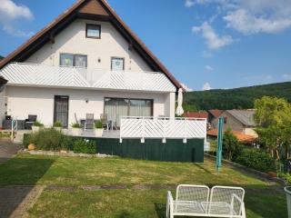 Ferienhaus Meisenglück - Ihr großes und komfortables Ferienhaus in 97633 Sulzfeld-Leinach - Leinach - 1