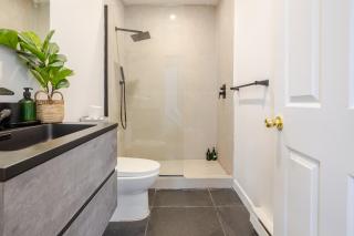 Prime Location Gorgeous 4BR Downtown MTL - Montréal - 8
