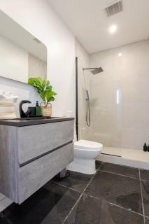 Prime Location Gorgeous 4BR Downtown MTL - Montréal - 9