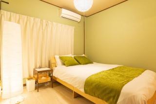 100 square meters up to 11 people Namba Direct Bus 3 mins JR Osaka Loop Line Station 8 mins Train to Namba 12 mins, USJ 30 mins Kyoto Nara OK - Osaca - 8