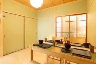 100 square meters up to 11 people Namba Direct Bus 3 mins JR Osaka Loop Line Station 8 mins Train to Namba 12 mins, USJ 30 mins Kyoto Nara OK - Osaca - 7