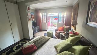 Artzy's Guest Bedroom - Northriding - 7