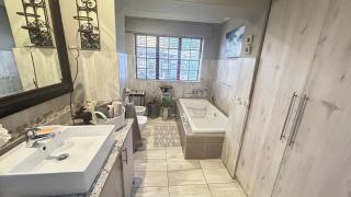Artzy's Guest Bedroom - Northriding - 4
