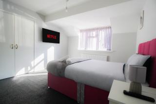 Private En-Suite With Free Wi-Fi & Parking in Wolverhampton - Coseley - 0