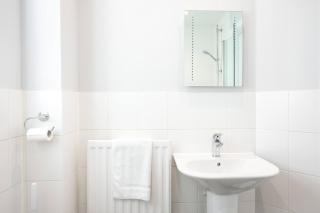 Two Double Bed Coach House with Parking Fast WiFi - 4