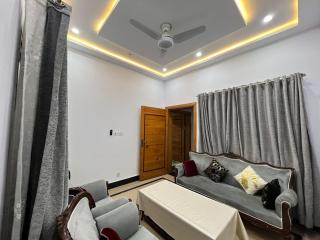 Cozy & Stylish Home - - 1