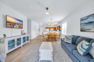 Lakefront Condo w Huge Waterfront Pool Hot Tub - 0