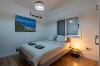 Beachside 2BR Villa with Garden & BBQ in Pervolia - 5