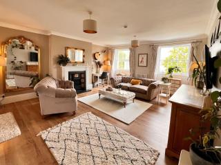 Quirky & Stylish, Central Top Floor Apartment - Cheltenham - 0
