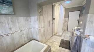 Artzy's Guest bedroom 1km to Olivedale Clinic - 2