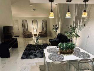 Luxe 3 Kings | Steps to Atlantic Ave - 8