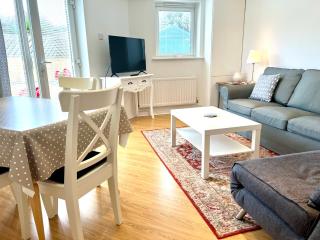Marina Waves Apartment- Brighton, free parking, patio, ground-floor holiday home, sleeps 3 - 1