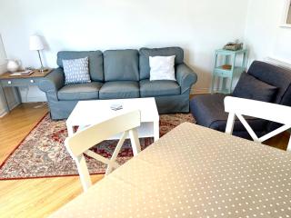 Marina Waves Apartment- Brighton, free parking, patio, ground-floor holiday home, sleeps 3 - 6