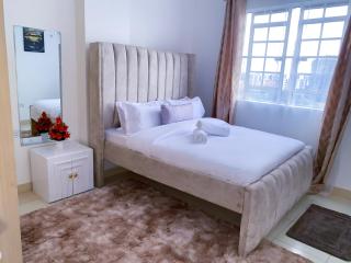 1BR Pent Apartment in the Whitehouse, Garden Estate with Free Parking and WiFi - Nairobi - 3