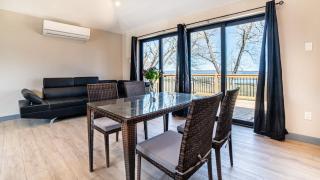 2-bedroom Lake Front Cottage in Harwood ON #3 - 1