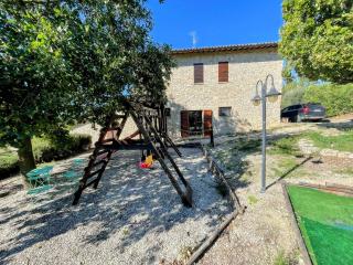 Detached villa - sleeps 10 - pool - pergola - playground for children - wifi - 8