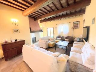 Detached villa - sleeps 10 - pool - pergola - playground for children - wifi - 3