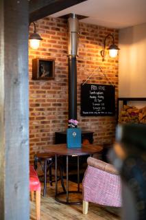 Cromwell Arms Country Pub with Rooms - Romsey - 1