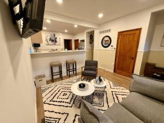 Stylish 3BR w/ WiFi, AC, near vibrant Delmar Loop & top St. Louis attractions. - University City - 0