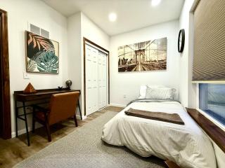 Stylish 3BR w/ WiFi, AC, near vibrant Delmar Loop & top St. Louis attractions. - University City - 8