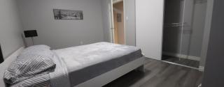Ground-Level Gem: 2-Bedroom City Retreat - Calgary - 3