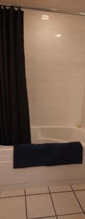 Ground-Level Gem: 2-Bedroom City Retreat - Calgary - 1
