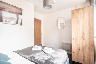 Spacious 2Bed Apartment in Preston by Eason Stays with Free Parking Good for Leisure and Family Getaway - Preston - 1