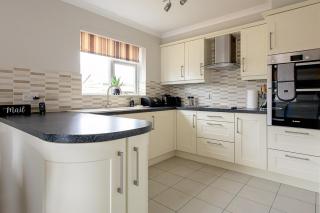 Spacious 4 Bed House with Parking in Loughborough - 8