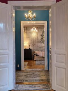 RB64 - Classy & Spacious Home near Villa District - Budapest - 1