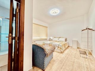 Modern Apartment in Prime Location - Jabal Amman - Amán - 8