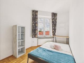 Bright, cosy 40m2 with view Old Prague 3min to M - Warsaw - 4