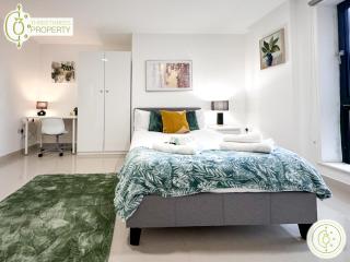 3 Bedroom Apt By ThreeThreeThreesProperty Short Lets & Serviced Accommodation Leeds With Wi-Fi & Parking - Leeds - 3