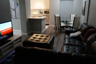 Top-Floor Tranquility: 2-Bedroom City Apartment - Calgary - 7
