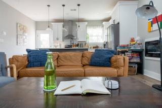 Modern 3BR home 8 min to Airport that sleeps 8 - 5