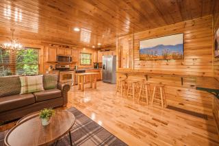Bear Path Lodge - HotTub, Pool Table, Arcade Machine, Fireplace - Minutes to Downtown Gatlinburg - 2