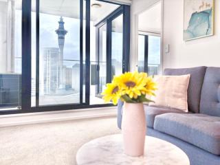 High-Floor 2BR Apt Sky Tower view AC Pool Gym - Auckland - 1