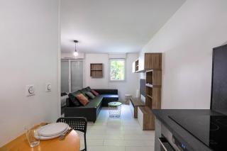 Parisian Chic & Spacious Studio with Parking - 9