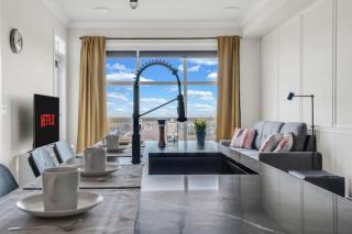 Family Modern 2BR Condo with City View, DT, Balcony, Free Parking & In-Suite Laundry! - Calgary - 1