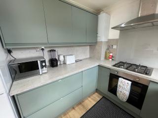 6 Bedroom Home, FREE Parking & Wi-Fi Garden - 4