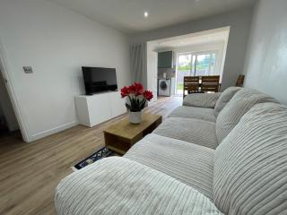 6 Bedroom Home, FREE Parking & Wi-Fi Garden - 9